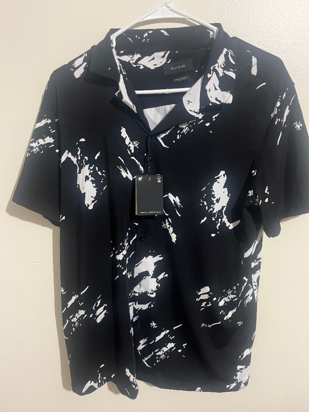 NWT Black & White Abstract Print Button-Up Shirt | Modern Stretch